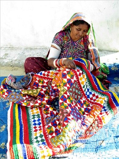 Ethnic embroidery Tribes In India, Kutch Gujarat, Pakistani Art, Pakistan Culture, India Culture, Peacock Painting, Creative Photography Techniques, Indian Photoshoot, Blue City