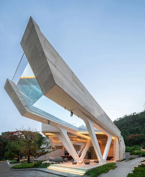 cantilevered transparent pool hovers above hotel in thailand Cantilever Architecture, Thai Villa, Green Balcony, Thailand Architecture, Khao Yai National Park, Bathroom Balcony, Mad Architects, Art Structure, Suite Room