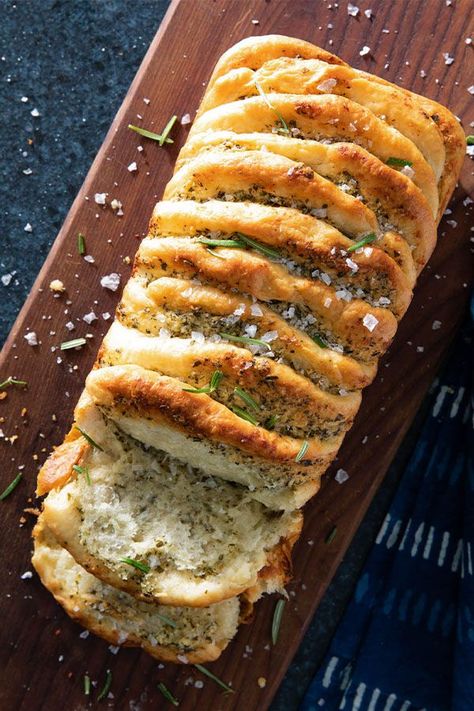 This pull-apart garlic rosemary bread recipe incorporates parmesan cheese, parsley, rosemary, garlic, salt and pepper to create the ultimate comfort food meets side dish.#breadrecipes #garlicrosemarybread #rosemarybread #sidedish #thanksgivingrecipes #comfortfood Florida Lanai, Rosemary Garlic Bread, Stand Mixer Recipes, Pull Apart Garlic Bread, Rosemary Bread, Mixer Recipes, Garlic Knots, Crispy Rice, Rosemary Garlic