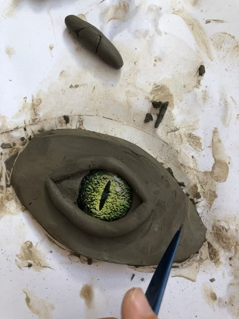 Clay Dragon Eyes – Lottie Makes Air Dry Clay Dragon, Dragon Eye Tutorial, Dragon Eye Art, Polymer Clay Dragon Eye, Clay Dragon Eye, Dragon Clay, Dragon Box, Dnd Crafts, Dragon Eyes