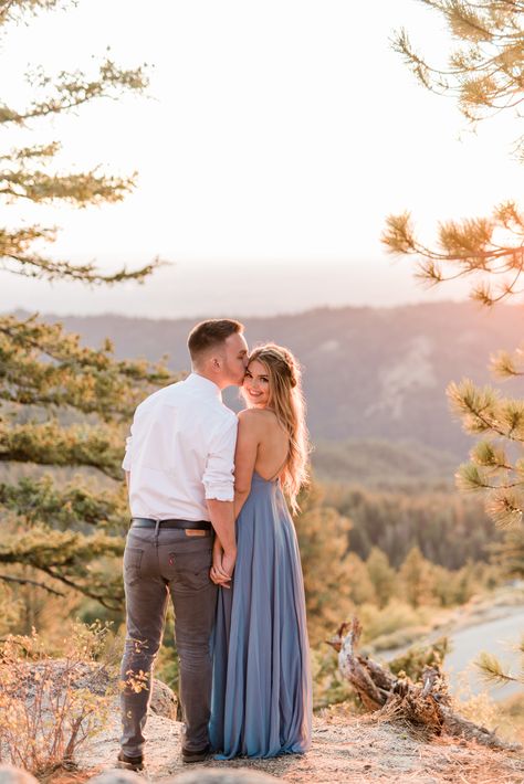 E+E Photography: Idaho mountain engagement session at Bogus Basin, Boise Idaho, engagement session ideas for outfits and posing Engagement Photo Session Outfits, Pre Wedding Photoshoot Mountains, Long Dress Engagement Pictures, Pre Wedding Mountain, Spring Mountain Engagement Photos, Idaho Outfits, Mountain Engagement Photos Outfit, Mountains Engagement Photos, Prenuptial Photoshoot