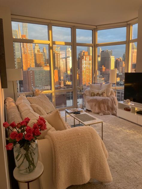 Appartement New York, City View Apartment, Apartment View, Aesthetic Apartment, Dream Apartment Decor, Future Apartment Decor, Apartment Aesthetic, Apartment Life, Dream House Rooms