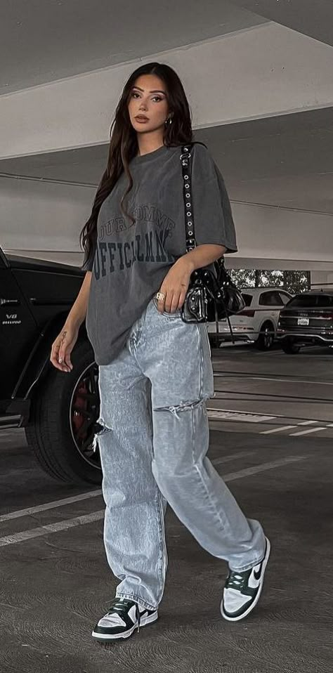 Baggy Jeans Outfit Street Styles, Outfits Streetwear Mujer, Outfits Oversize Mujer, Oversized Tshirt Outfit Women, Baggy Shirt Outfit, Baggy Tshirt Outfit, Look Hip Hop, Oversize Tshirt Outfits, Oversize Outfit