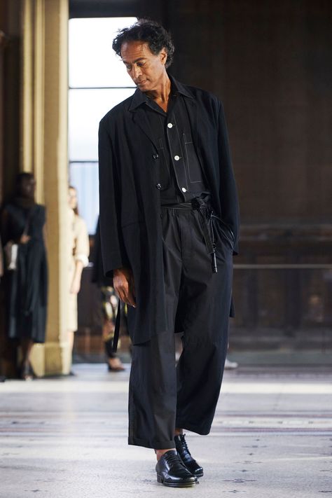 Lemaire Spring 2023 Ready-to-Wear https://www.vogue.com/fashion-shows/spring-2023-ready-to-wear/christophe-lemaire/slideshow/collection#37 23 Runway, Masc Fashion, Silky Pants, Grandpa Style, Pop Pop Shirts, Christophe Lemaire, Winter Inspo, Raf Simons, Fantastic Four