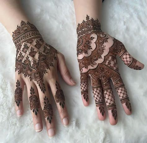 Simple Mehndi Designs New Style, Minimalist Mehendi Designs Front Hand, Mehndi Design For Small Hands, Mehendi For Small Hands, Non Bridal Mehendi Designs, Henna Designs For Small Hands, Mehendi Front Hand, Mehndi Design For Palm, Small Mehendi Designs