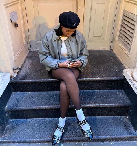 Berets Outfit, New York Outfit Aesthetic, Beret Outfit Street Style, Beret Outfit, Mini Skirt Outfit, New York Outfit, Street Fashion Men Streetwear, Miniskirt Outfits, Slingback Flats