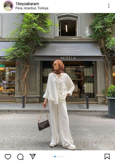 Hijabi Influencer, White Pants Outfit Summer, Modest Poses, Modest Pants, Clean Outfit, Modest Shirt, Clean Girl Outfits, Dress Pants Outfits, Outfit Modest