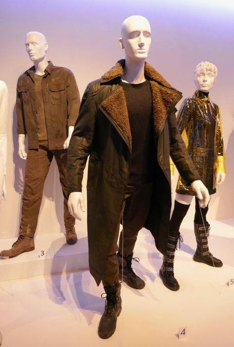 Blade Runner 2049 Officer K coat jacket Iceland Costume, Blade Runner Costume, Futuristic Mens Fashion, Ryan Gosling Blade Runner 2049, Blade Runner Coat, Costume Design Drawings, Blade Runner Fashion, Blood Costume, Ryan Gosling Blade Runner