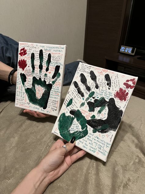 hand prints date idea for couples 6 Month Anniversary Painting Ideas, Couples Artwork Diy, Couple Crafts To Do Together, Hand Painting For Couples, Couple Art Ideas Diy Projects, Couples Hand Print Painting, Hand Print Painting For Couples, Couple Painting Date Ideas, Couple Hand Painting Ideas