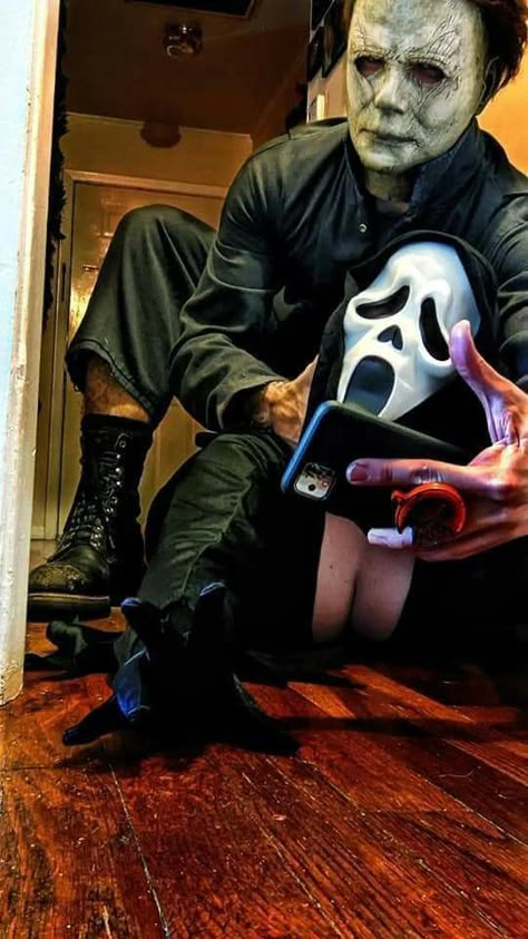 Couple Tattoos Nature, Halloween Couple Goals, Michael Myers Costume, Cosplay For Halloween, Couple Cosplay, Horror Photos, Horror Movies Funny, Scary Movie Characters, Goals Couple