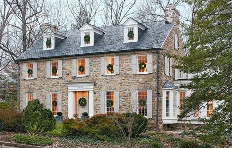 Colonial House Exteriors, House Design Trends, Colonial Exterior, Home Exterior, Stone Cottage, Exterior Stone, French Cottage, Design Exterior, Old Stone