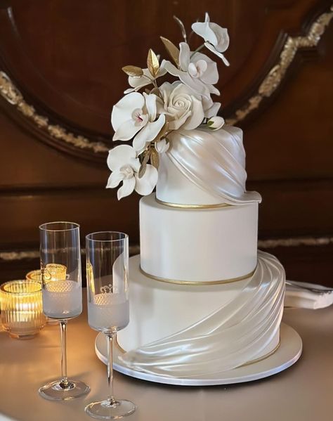 Wedding Cake Orchids White, Wedding Cakes With Fondant, Cakes Wedding Elegant, Sleek Wedding Cake, Elegant Simple Wedding Cake, Elegant Classy Wedding Cake, Wedding Cake Designs Elegant Gold, Modern Romantic Wedding Cake, Old Money Wedding Cake