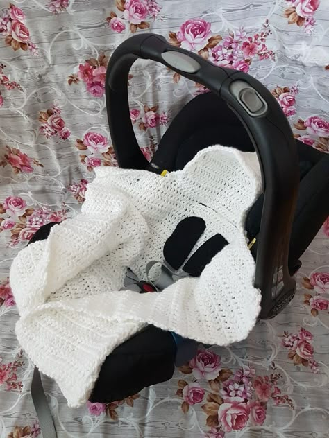 FREE crochet pattern – Baby Carseat blanket | Swecraftcorner Yarn Buddy, Crochet Car Seat Cover, Baby Car Seat Blanket, Crochet Baby Stuff, Crochet Baby Projects, Crochet Baby Items, Crochet Baby Blanket Free Pattern, Crochet Shoes Pattern, Crochet Car