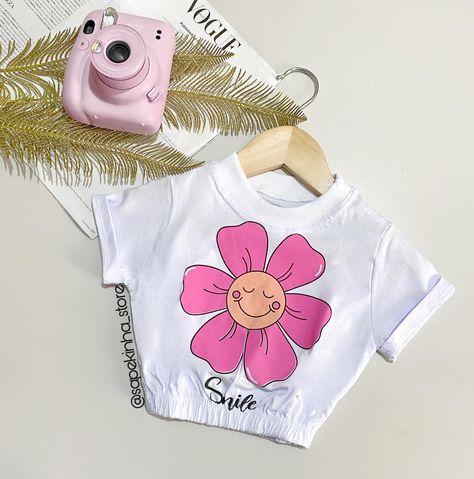 Sapeka Store | Cropped $38,00💕 | Instagram Girl Leggings, Kids Tshirt, Baby Bear, Art Background, Kids Wear, Girls Tshirts, Flower Art