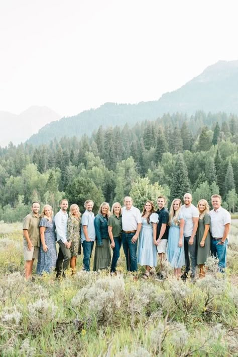 Large Family Fall Photoshoot, Fall Extended Family Pictures Outfits, Extended Family Pictures Fall, Large Family Photo Outfits, Large Family Photo Poses, Mountain Family Pictures, Big Family Photo Shoot Ideas, Large Family Photo Shoot Ideas, Extended Family Photoshoot