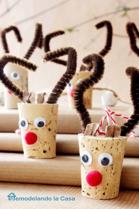 Wine Cork Reindeers Reindeer Cups, Homemade Christmas Ornaments Diy, Wine Cork Ornaments, Cork Ornaments, Cork Ideas, Cork Projects, Christmas Decorations Cheap, Diy Christmas Ornaments Easy, Diy Christmas Tree Ornaments