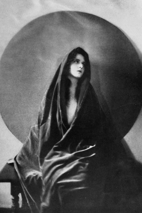 Styl Goth, Olive Thomas, Silent Film Stars, Vintage Witch, Vintage Portraits, Silent Film, Victor Hugo, Look At You, Vintage Photography