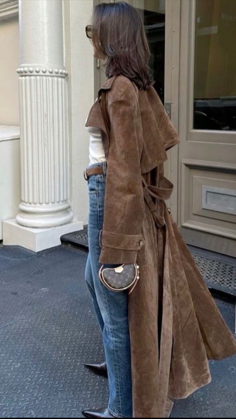 Casual Trench Coat Outfit, Trench Coat Outfit Fall, Suede Jacket Outfit, Suede Trench Coat, Nyc Outfits, Trench Coat Outfit, Coat Outfit, Hipster Outfits, Paris Outfits