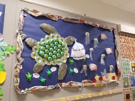 41 Unique Ideas For Ocean-Themed Bulletin Boards - Teaching Expertise Recycled Ocean Art Projects, Ocean Display Classroom, Recycle Classroom Ideas, Recycled Ocean Crafts, Recycled Ocean Art, Earth Day Projects Recycled, Plastic Art Recycled, Preschool Recycling Activities, Pollution Craft