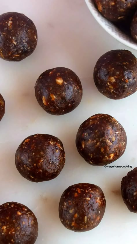 Date Energy Balls Healthy, Cocoa Energy Balls, Date Treats, Date Energy Bites, Date Recipes Healthy, Date Energy Balls, High Fiber Recipes, Postpartum Recipes, Clean Eating Healthy Recipes