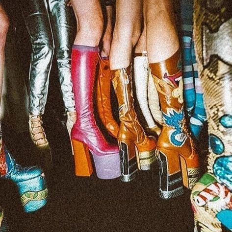 I love the angle of this shot of just the boots, and it looks like an actual ad that Gucci would use for a magazine shot or something. It looks like the models are waiting backstage at a fashion show to walk the runway or they're at a club just standing around mingling. It would be a cool smaller eye level window display. These 70s Platform Shoes, 70s Mode, 70s Boots, 70s Shoes, Patti Hansen, 70s Glam, Disco Fashion, 70s Inspired Fashion, Lauren Hutton