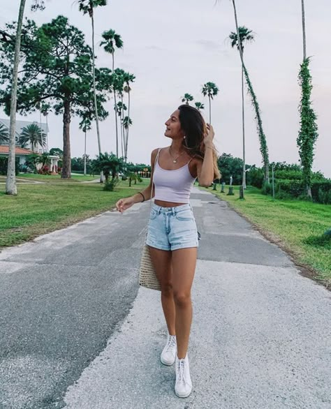 Cute Tops With Jean Shorts, Beach Jean Shorts Outfit, Summer Fits Jean Shorts, Cute Jean Shorts Outfit Summer, Cute Shorts Outfits Summer, Cute Outfits With Jean Shorts, Outfits With Shorts For School, Summer Island Outfits, Cute Jean Shorts Outfit