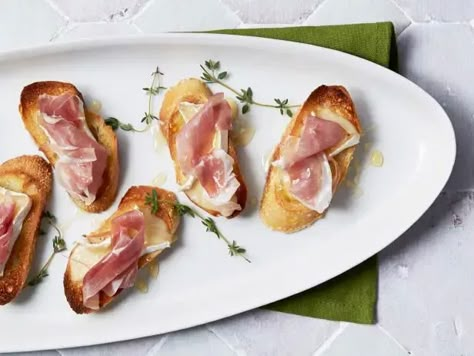 Prosciutto Brie, Desserts Party Ideas, Brie Crostini, Holiday Appetizer Recipes, Crostini Recipe, Best Holiday Appetizers, Crostini Appetizers, Cheesy Appetizer, Desserts Party