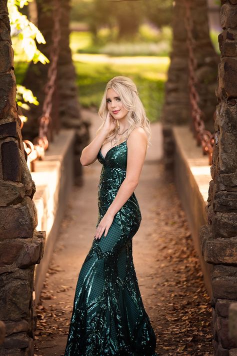 Solo Prom Pictures, Prom Photoshoot Ideas, Prom Photo Poses, Prom Shoot, Formal Poses, Prom Photo Shoot, Hoco Poses, Prom Pose, Prom Photography Poses