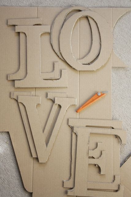 Diy Cardboard Letters, Letters Tutorial, Reka Bentuk Bilik Tidur, Cardboard Letters, Paper Art Projects, Cardboard Box Crafts, Letter Love, Diy Letters, Cardboard Art