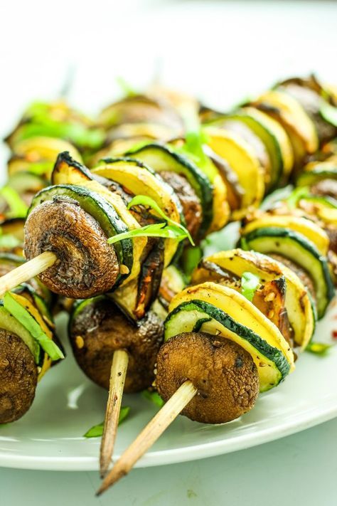 Grilled Ratatouille, Vegetarian Grilling, Vegetarian Barbecue, Vegetable Skewers, Kebabs On The Grill, Vegan Grilling, Friends Ideas, Vegan Bbq, Skewer Recipes