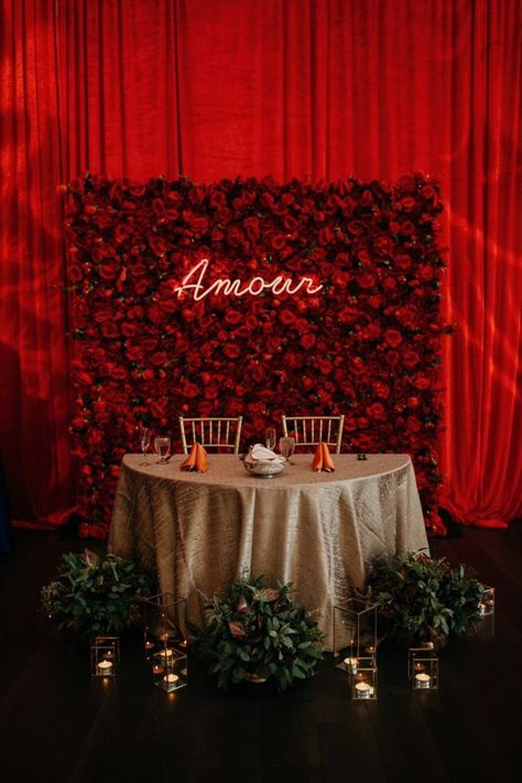 Wedding Decor Red Roses, Red Rose Wedding Theme, Reception Backdrop Wedding, Shaadi Ka Ghar, Rose Wedding Decorations, Rose Wedding Theme, Rose Flower Wall, Wedding Photo Backdrop, Bride Groom Table