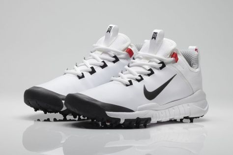 LOVE Tiger Woods' prototype golf shoe ...wish I could buy a pair :( Golf Games, Golf Ball Crafts, Diy Golf, Nike Golf Shoes, Cheap Jordan Shoes, Golf Decor, Golf Simulator, Sport Golf, Golf Outing