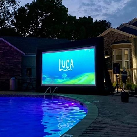 Family Movie Night Dinner Ideas, Backyard Projector Screen, Pool Movie Night, Movie Night Dinner Ideas, Outside Projector, Backyard Movie Night Party, Backyard Christmas, Backyard Movie Theaters, Outdoor Projector Screen