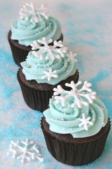 25 Cheerful and Festive Christmas Cupcake Decorating Ideas Xmas Cupcakes, Easy Christmas Cupcakes, Winter Torte, Christmas Cupcakes Recipes, Christmas Cupcakes Decoration, Christmas Bakes, Xmas Desserts, Holiday Desserts Table, Christmas Cake Pops