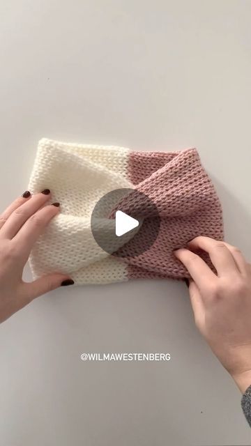 Wilma Westenberg on Instagram: "How to make twisted headbands ☝️

#crochet #knitting #headband #diy #tutorial
#knittingmachine #trick #hack" Wilma Westenberg, Free Headband Patterns, Knitting Headband, Crochet Headband Tutorial, Crochet Cardigan Tutorial, Crochet Headband Pattern Free, Headband Diy, Knitting Hacks, Knit Headband Pattern