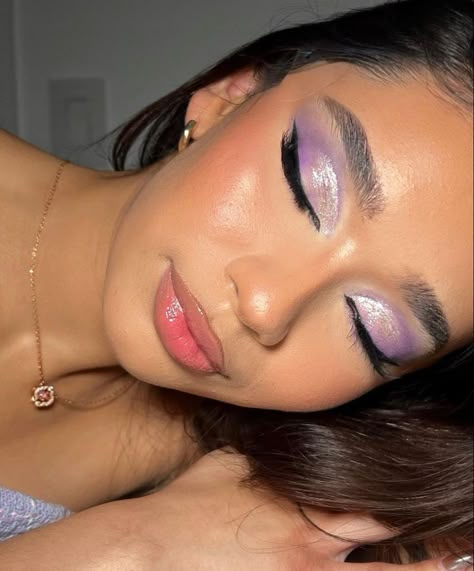 Sweet Sixteen Makeup, Purple Enchanted Forest, Debut Makeup, Lilac Eye Makeup, Purple Wedding Makeup, Cool Eye Makeup Looks, Vestido Color Lila, Colorful Eyeshadow Looks, Rapunzel Theme