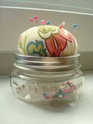 Pin Cushion Jar, Sewing Kit Storage, Diy Pin Cushion, Cushion Tutorial, Pin Cushions Patterns, Small Mason Jars, Needle Books, Trendy Sewing, Diy And Crafts Sewing