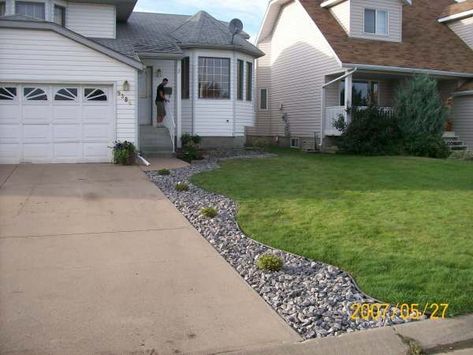 Winterkill in northern climates from snow, ice and salt down the edge of a driveway can be a losing battle. Installing edging and rock or mulch beds has become a very popular and effective way to deal with this issue.  Picture compliments of Dream-yard. Cheap Driveway, Driveway Ideas Cheap, Driveway Extension, Driveway Landscaping Ideas, Driveway Border, Driveway Edging, Front Driveway, Driveway Ideas, Front Yard Landscape