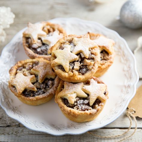 Mince Pies © Mariha-kitchen | Getty Images canva.com Mincemeat Pies Christmas, Minced Pies Christmas, Minced Pie Recipe, Mary Berry Mince Pies, Minced Pie, English Christmas Food, British Christmas Desserts, Mincemeat Tarts, Christmas Mince Pies