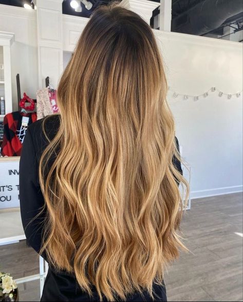 Dark To Honey Blonde Hair, Dark Root Golden Blonde Balayage, Brown To Golden Blonde Ombre, Honey Hair With Dark Roots, Caramel Blonde Dark Roots, Blonde Balayage Golden Honey, Golden Hair With Dark Roots, Dark Brown To Honey Blonde Balayage, Caramel Blonde With Dark Roots