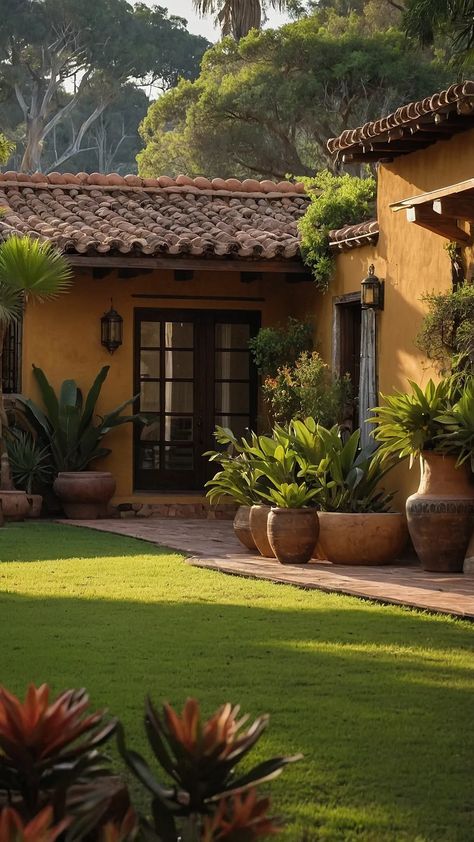 Mexican Courtyard Ideas, Small Hacienda Style Homes, Mexican Living Rooms, Hacienda Living Room, Mexican House Plans, Modern Hacienda Style Homes, Hacienda Style Homes Mexican, Mexican Courtyard, Modern Hacienda