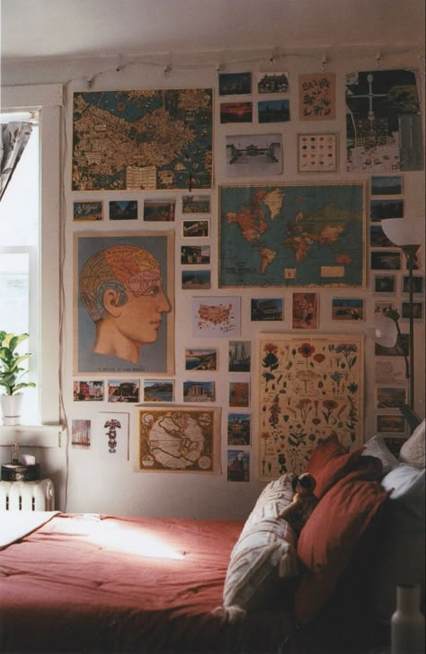 Vintage Wall Ideas Bedroom, Cozy Aesthetic Dorm Room, Artist Bedroom Aesthetic Vintage, Paper On Wall Aesthetic, Granola Wall Art, Creative Polaroid Ideas, Map Room Aesthetic, Film Posters Room Decor, Film Room Aesthetic