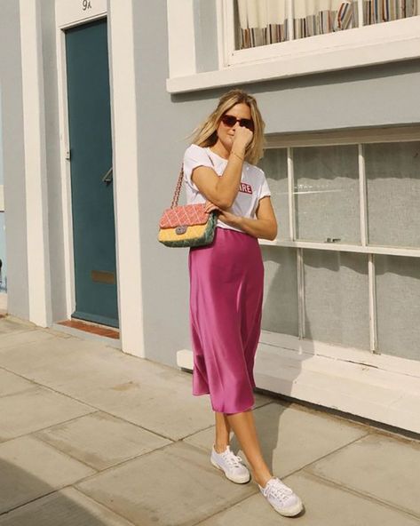 camiseta branca, saia midi pink, tênis branco #fashion Satin Skirt Street Style, Midi Rok Outfit, Midi Rock Outfit, Satin Skirt Outfit, Elegantes Outfit Damen, Fashion Me Now, Rok Outfit, Lucy Williams, Elle Fashion