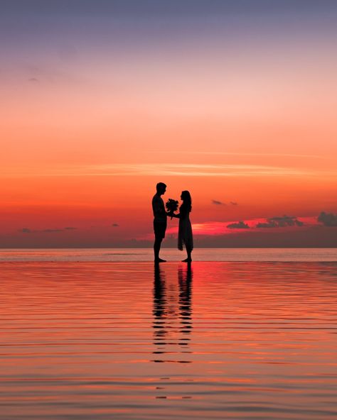 Thanks to Ibrahim Fareed for making this photo available freely on @unsplash 🎁 Love Propose Images Hd, Love Propose Images, Ocean Silhouette, Man And Woman Silhouette, Orange Clouds, Tables Centerpieces, Cover Novel, Angel Wings Wall, Water Reflection