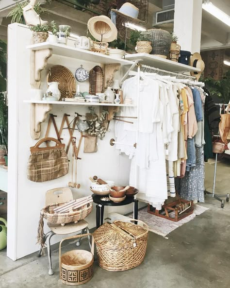 Boho Shop Ideas, Boutique Store Displays Clothing, Clothing Boutique Display Ideas, Fitting Room Ideas Boutique, Boutique Set Up Ideas Spaces, Boutique Display Table, Small Boutique Decor, Mini Boutique Store Ideas, Botique Interiors Ideas