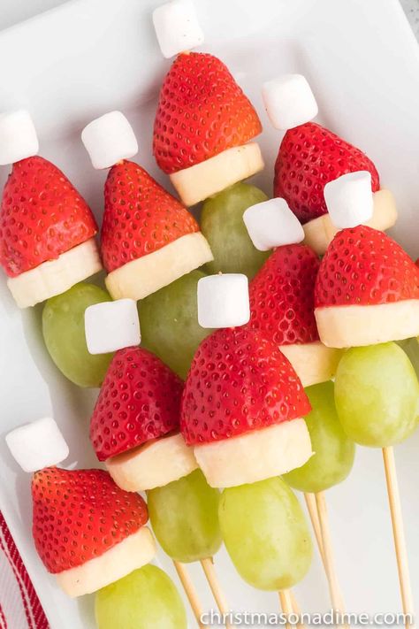 Grinch Fruit Kabob - christmasonadime.com Grinch Fruit, Grinch Fruit Kabobs, Grinch Kabobs, Healthy Christmas Snacks, Christmas Breakfast Ideas, Fruits Decoration, Fruit Trays, Fruit Skewers, Grinch Party