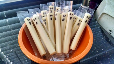 Last Minute Halloween Party Ideas - Toddler Approved Snack Halloween, Halloween Toddler Party, Halloween Class Party, School Halloween Party, Dulces Halloween, Easy Halloween Party, Halloween Party Snacks, Fun Halloween Food, Halloween Fest