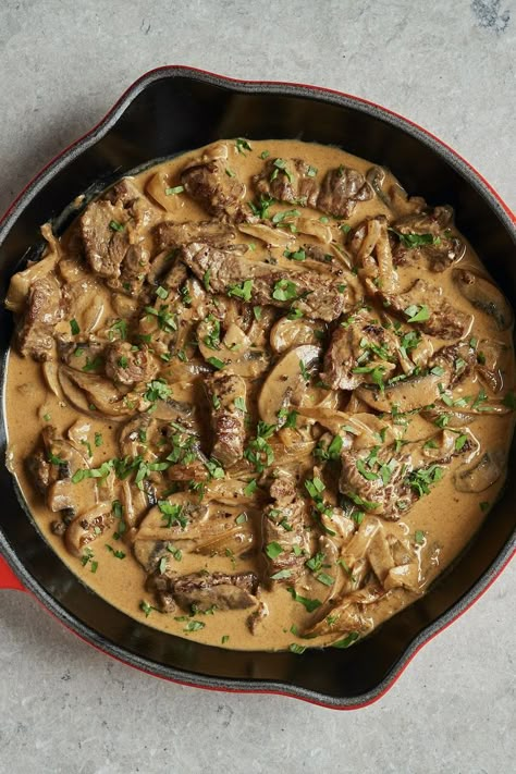 Russian Stroganoff Recipe, Fillet Steak Recipes, Cozy Christmas Dinner, Beef And Mushroom Recipe, Fresh Fish Recipes, Recipes Under 30 Minutes, Easy Beef Stroganoff, Beef With Mushroom, Beef Stroganoff Recipe