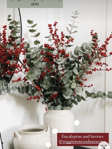 Xmas Decorations Minimalist, Above Stove Wreath, Christmas Decor Flat, Neutral Home With Green Accents, Christmas Staging Ideas, Indoor Diy Christmas Decorations, Red Christmas Table Decorations, Christmas Flower Centerpieces For Table, Christmas Decor Ideas Elegant