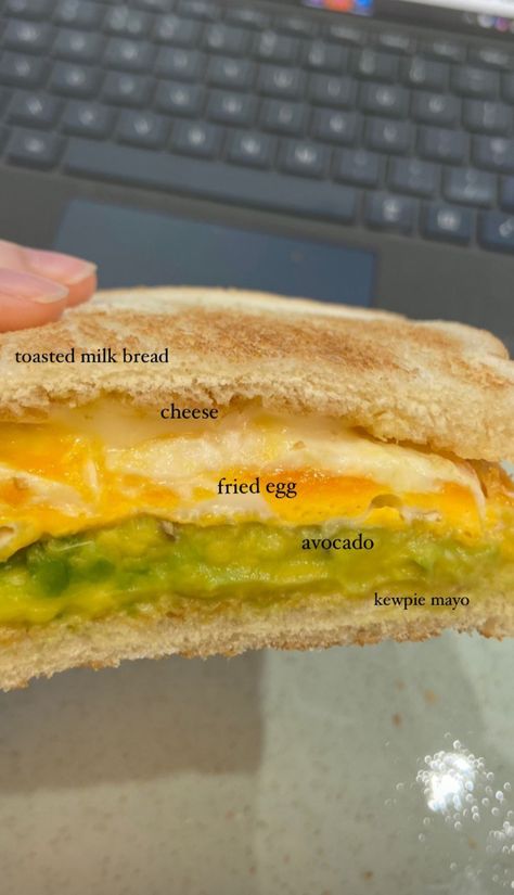 Fried Egg Avocado, Kewpie Mayo, Egg Avocado, Stuff To Learn, Healthy Delicious Food, Meals To Cook, Good Looking Food, Bread Cheese, Vegan Food Recipes